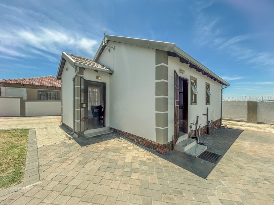 2 Bedroom Property for Sale in Blue Hills Gauteng