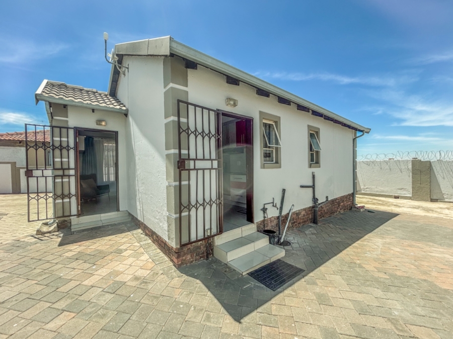 2 Bedroom Property for Sale in Blue Hills Gauteng