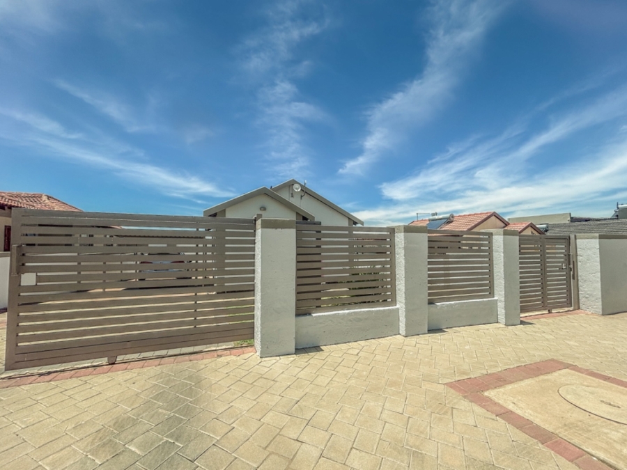 2 Bedroom Property for Sale in Blue Hills Gauteng