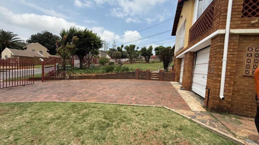 3 Bedroom Property for Sale in Sunnyrock Gauteng