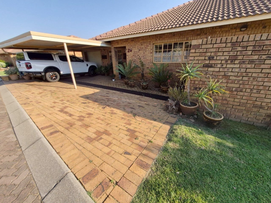 3 Bedroom Property for Sale in Faerie Glen Gauteng