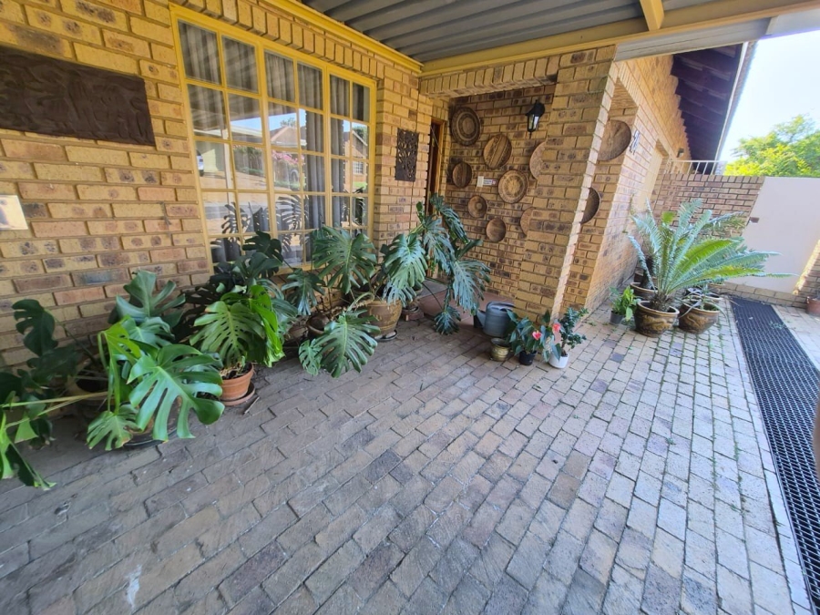 3 Bedroom Property for Sale in Faerie Glen Gauteng