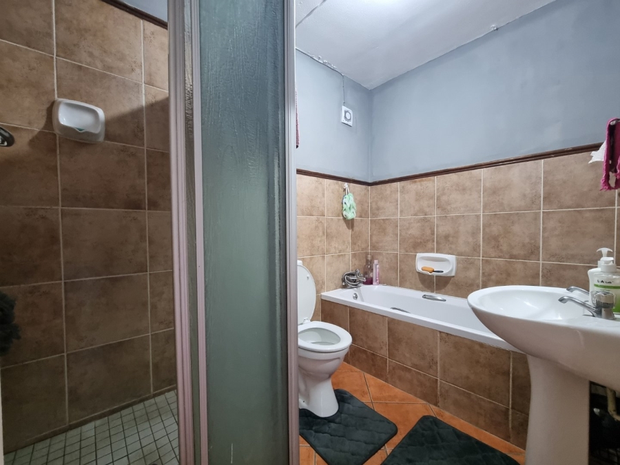 2 Bedroom Property for Sale in Die Hoewes Gauteng