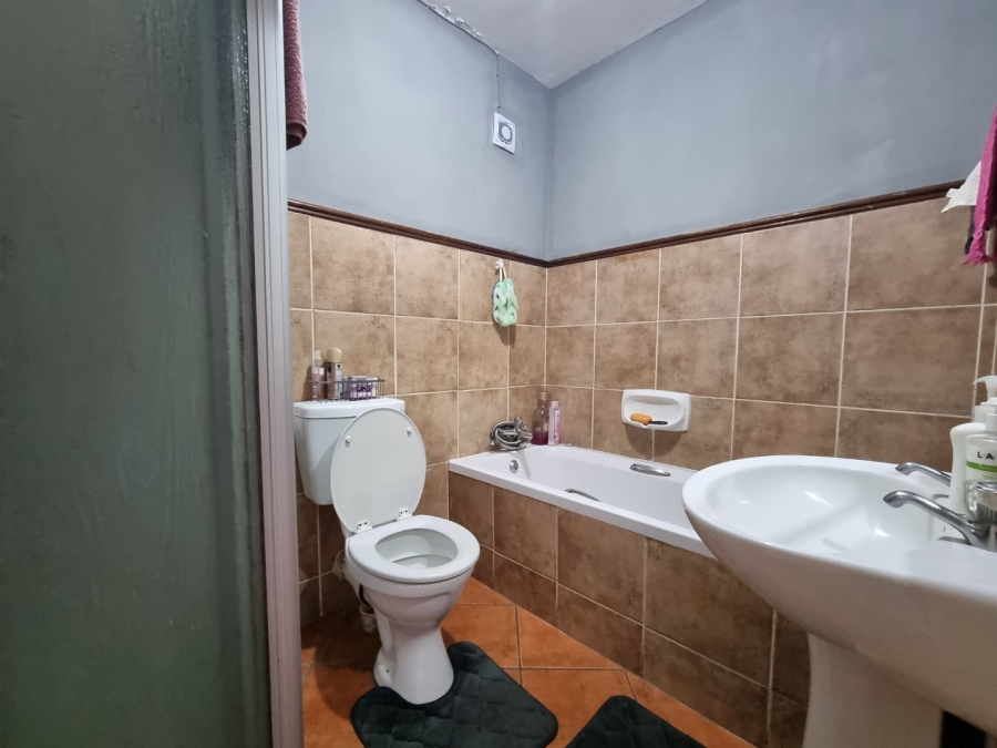 2 Bedroom Property for Sale in Die Hoewes Gauteng