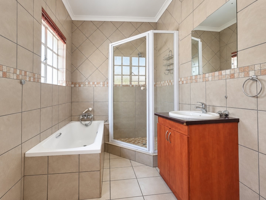 4 Bedroom Property for Sale in Three Rivers Proper Gauteng