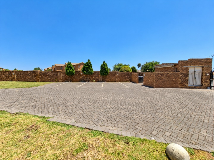 2 Bedroom Property for Sale in Noordwyk Gauteng