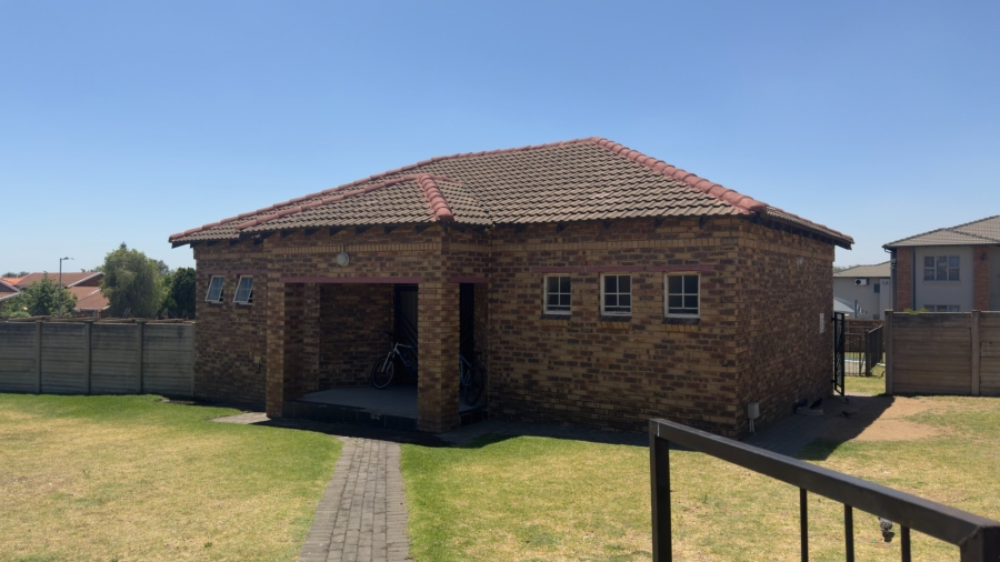 2 Bedroom Property for Sale in Noordwyk Gauteng