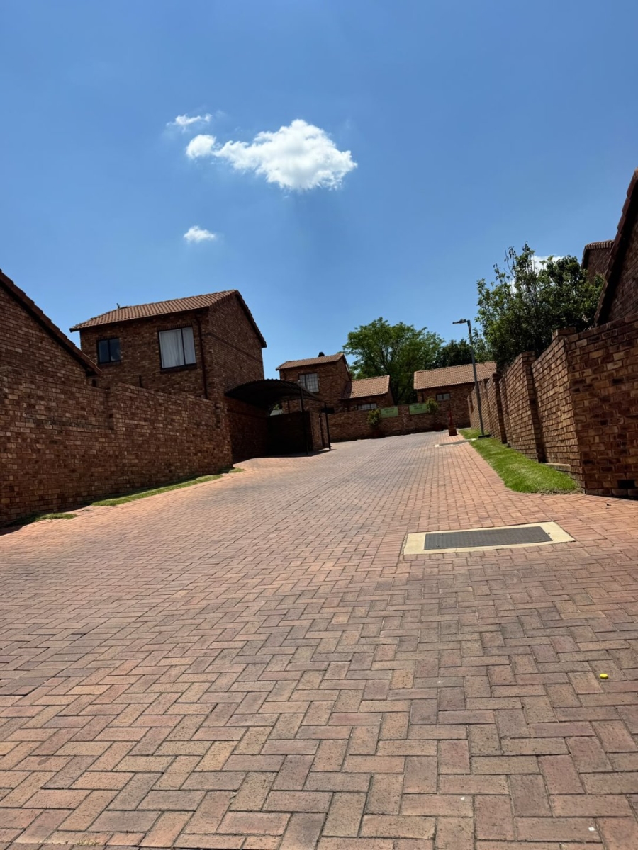 To Let 3 Bedroom Property for Rent in Halfway Gardens Gauteng