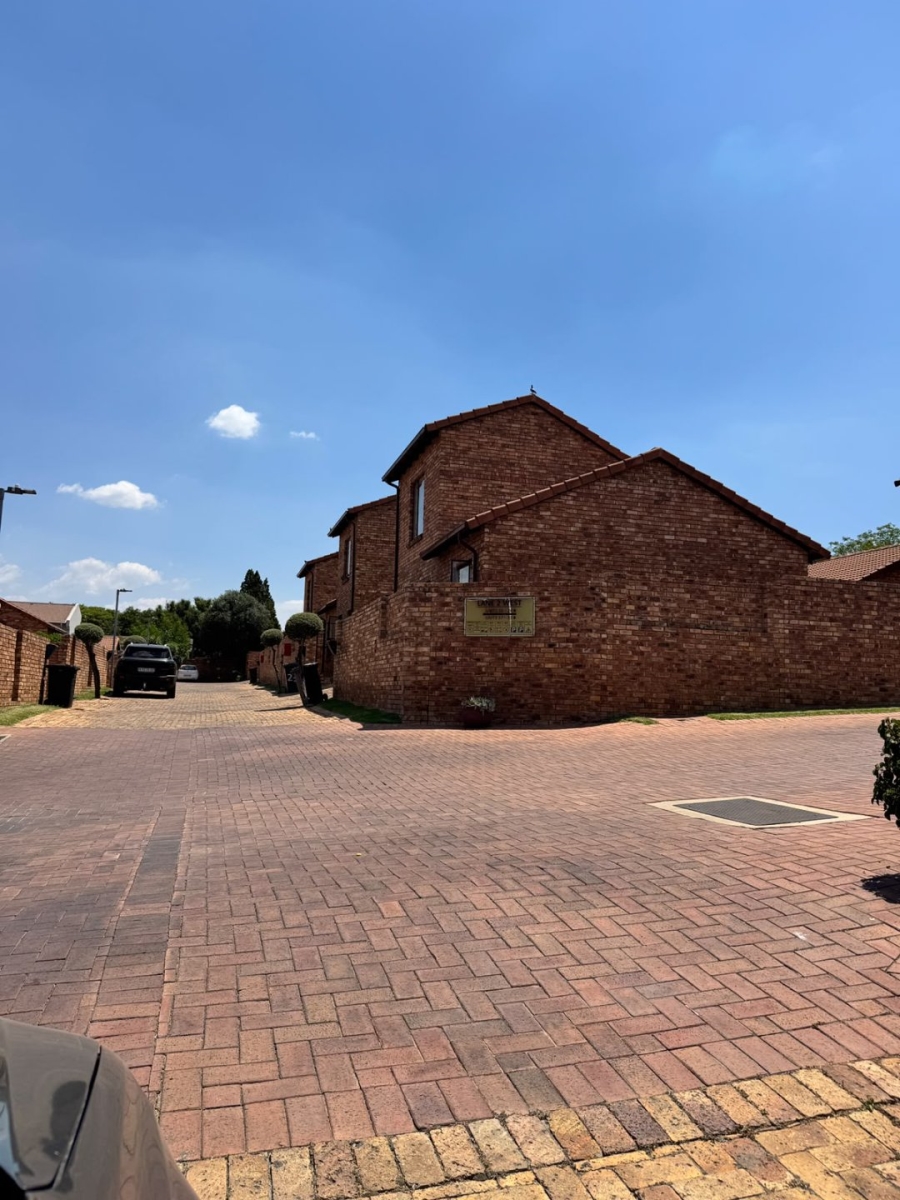 To Let 3 Bedroom Property for Rent in Halfway Gardens Gauteng