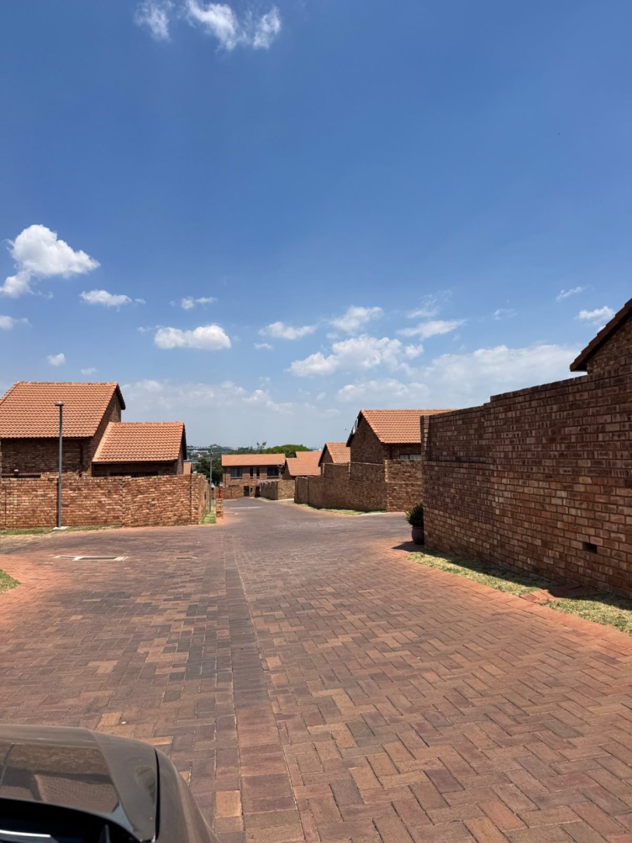 To Let 3 Bedroom Property for Rent in Halfway Gardens Gauteng