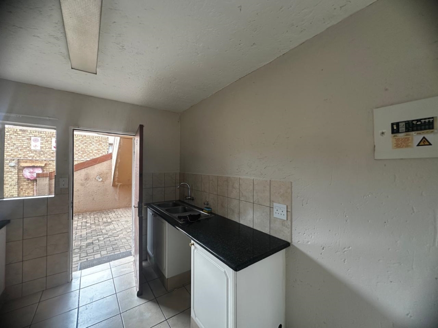 To Let 2 Bedroom Property for Rent in Kenleaf Gauteng