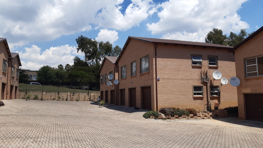 To Let 3 Bedroom Property for Rent in Radiokop Gauteng
