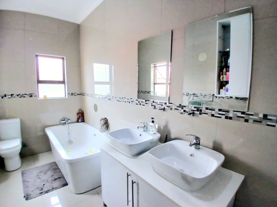 3 Bedroom Property for Sale in Blue Valley Golf Estate Gauteng