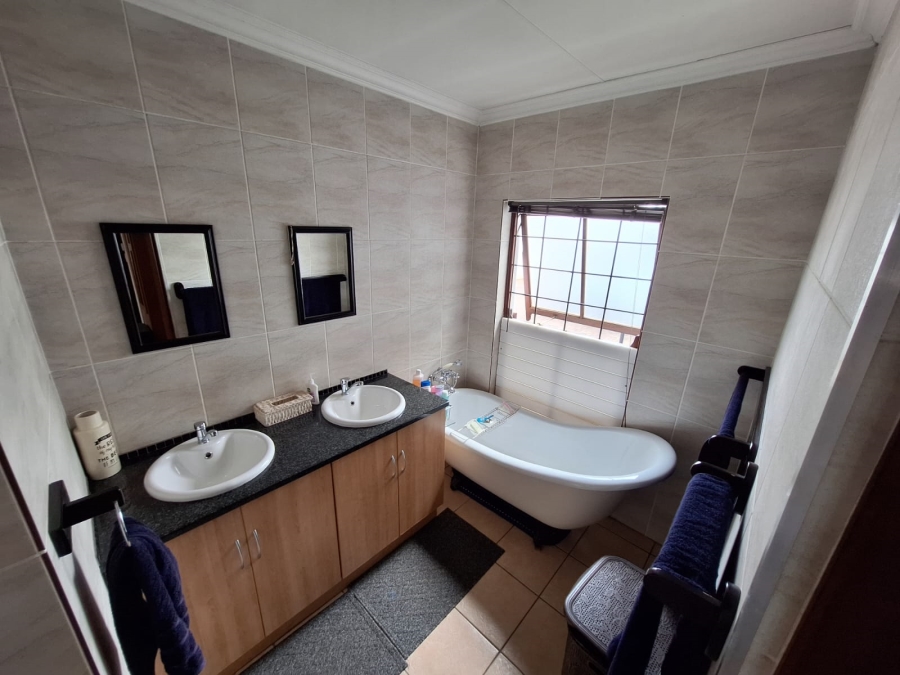 4 Bedroom Property for Sale in Eldoraigne Gauteng