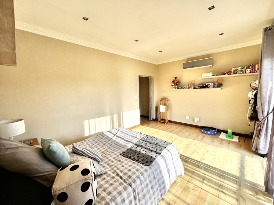 5 Bedroom Property for Sale in Blue Valley Golf Estate Gauteng