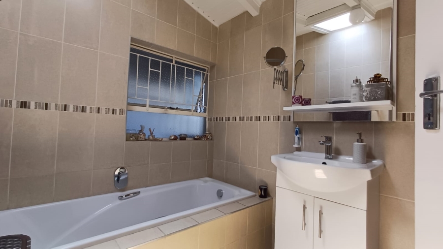 To Let 3 Bedroom Property for Rent in Randhart Gauteng