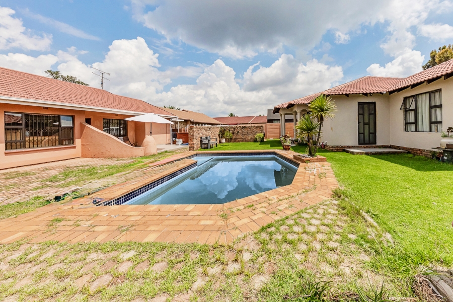 5 Bedroom Property for Sale in Groblerpark Gauteng