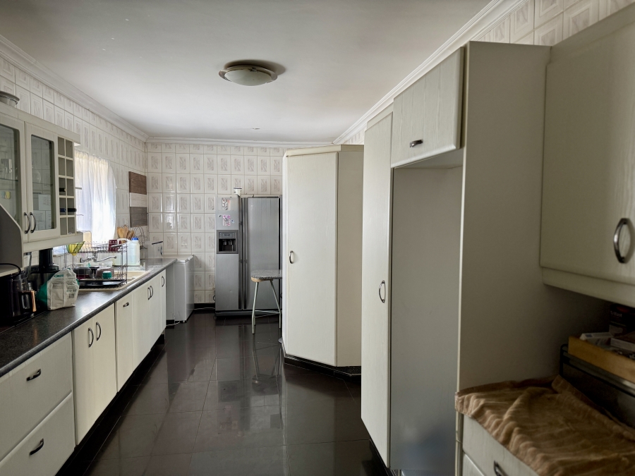 8 Bedroom Property for Sale in Glen Austin Gauteng