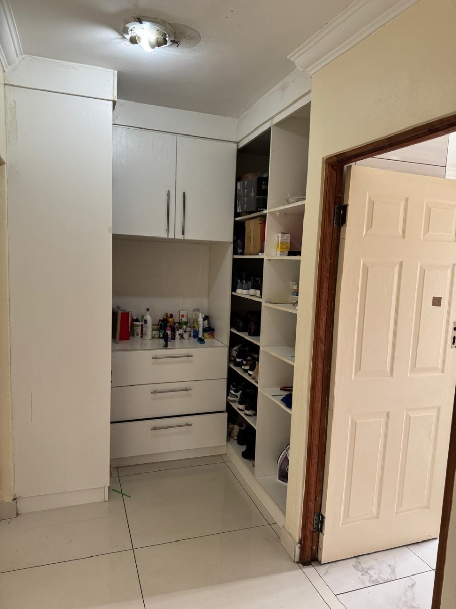 8 Bedroom Property for Sale in Glen Austin Gauteng