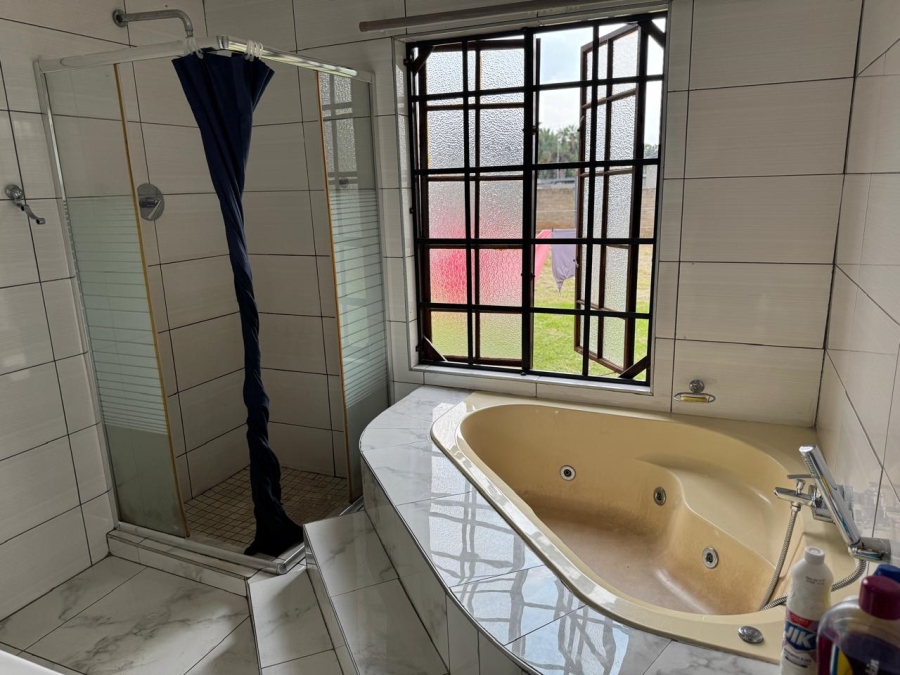 8 Bedroom Property for Sale in Glen Austin Gauteng