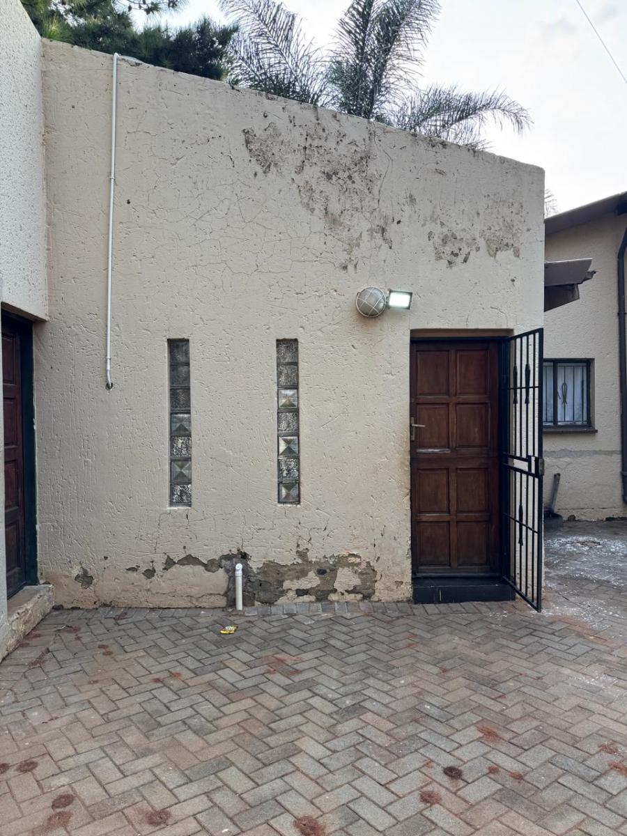 8 Bedroom Property for Sale in Glen Austin Gauteng