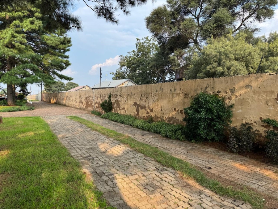 8 Bedroom Property for Sale in Glen Austin Gauteng