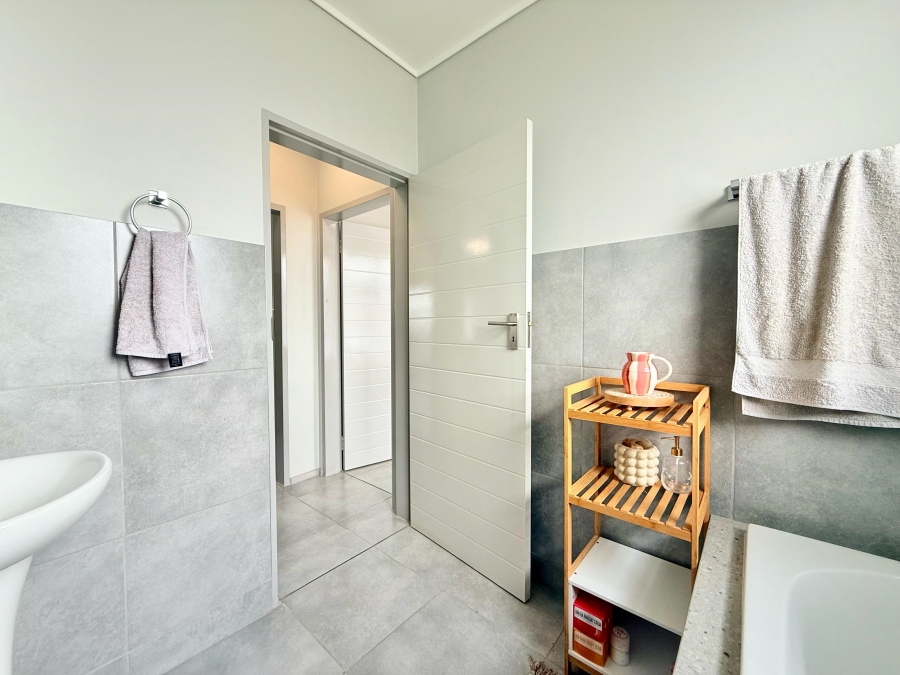 To Let 2 Bedroom Property for Rent in Amberfield Gauteng