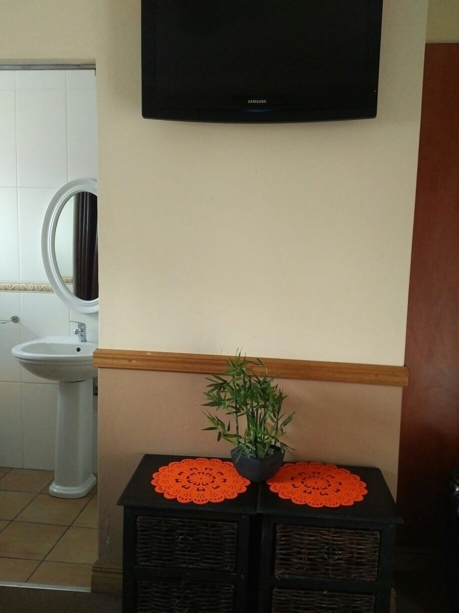 To Let 1 Bedroom Property for Rent in Linden Gauteng