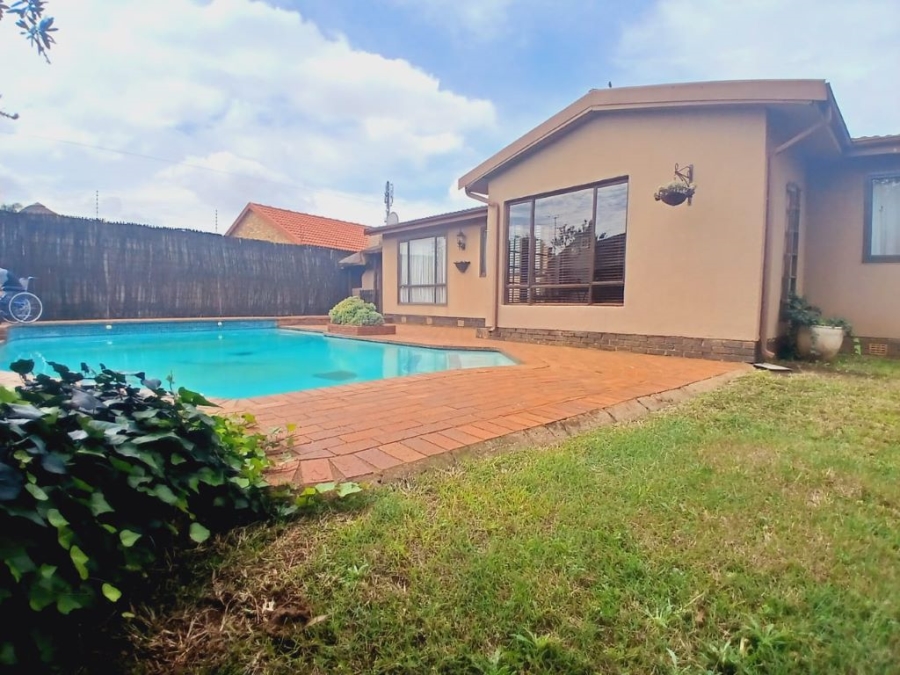 3 Bedroom Property for Sale in Klippoortje Gauteng