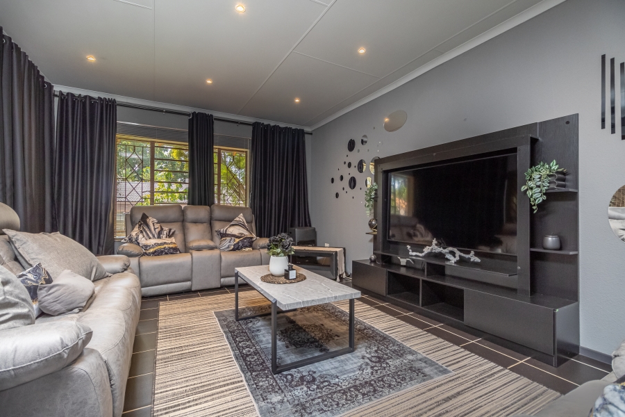 To Let 4 Bedroom Property for Rent in Little Falls Gauteng