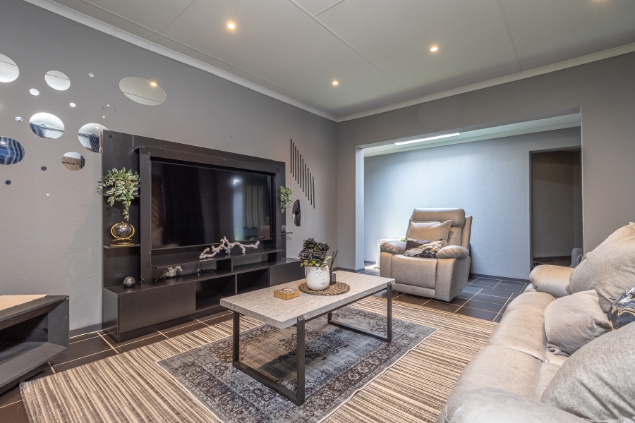To Let 4 Bedroom Property for Rent in Little Falls Gauteng