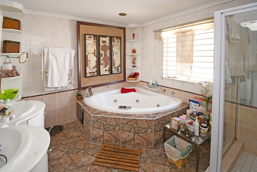 5 Bedroom Property for Sale in Hurlingham Gauteng