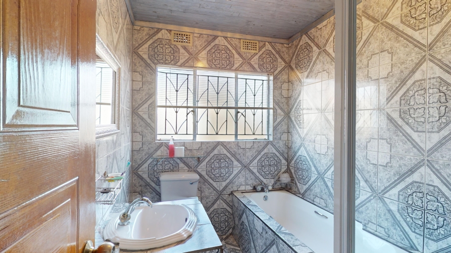 4 Bedroom Property for Sale in Mackenzie Park Gauteng