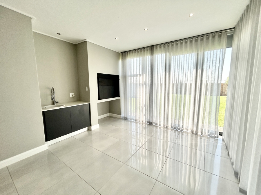 To Let 4 Bedroom Property for Rent in Midstream Heights Gauteng