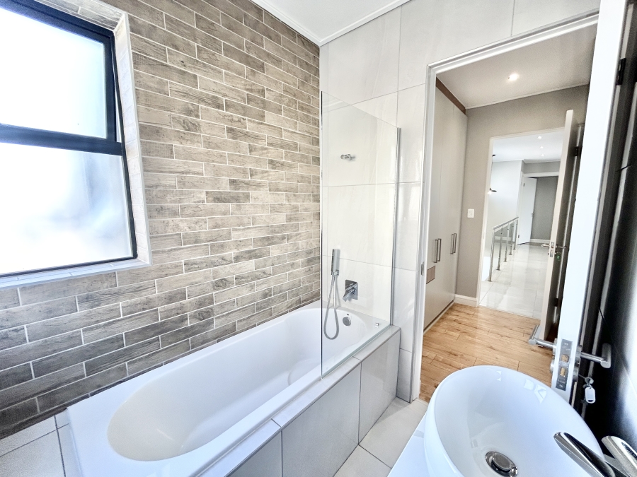 To Let 4 Bedroom Property for Rent in Midstream Heights Gauteng