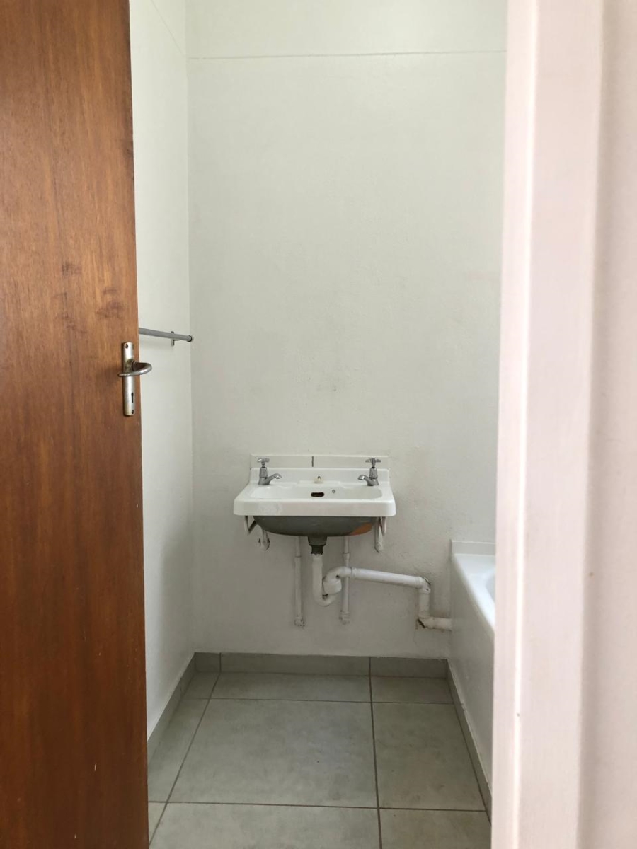 To Let 2 Bedroom Property for Rent in Robertsham Gauteng