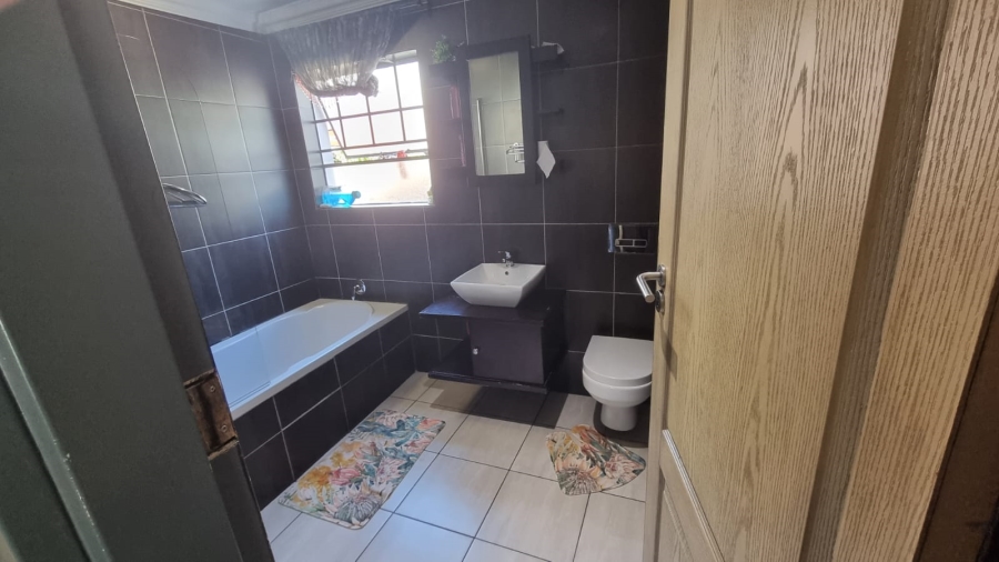 To Let 2 Bedroom Property for Rent in Carenvale Gauteng