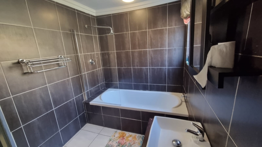 To Let 2 Bedroom Property for Rent in Carenvale Gauteng