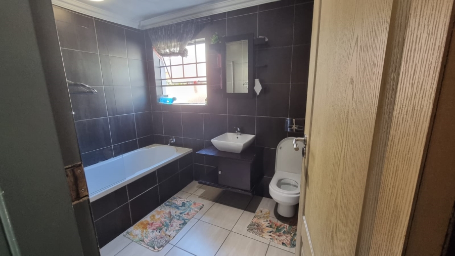 To Let 2 Bedroom Property for Rent in Carenvale Gauteng