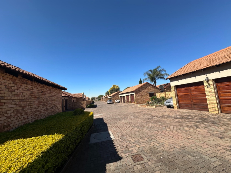 To Let 3 Bedroom Property for Rent in Monavoni A H Gauteng