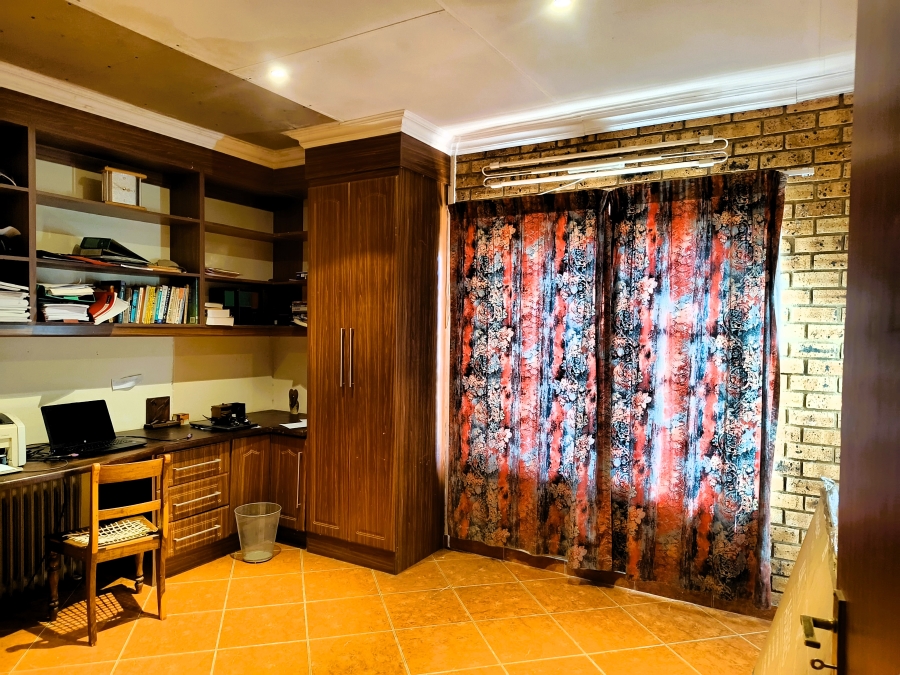 6 Bedroom Property for Sale in Kameeldrift East Gauteng