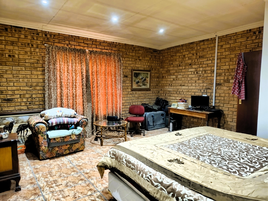 6 Bedroom Property for Sale in Kameeldrift East Gauteng