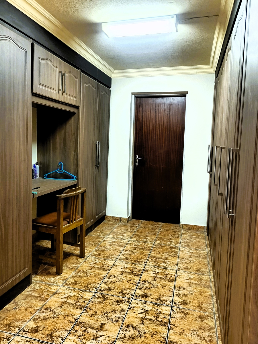 6 Bedroom Property for Sale in Kameeldrift East Gauteng