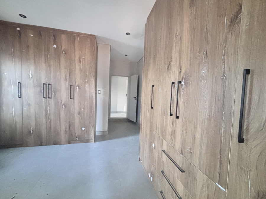 5 Bedroom Property for Sale in Six Fountains Residential Estate Gauteng