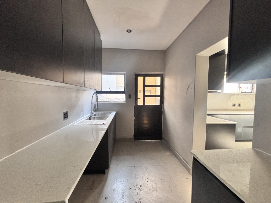 5 Bedroom Property for Sale in Six Fountains Residential Estate Gauteng