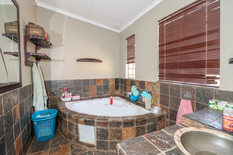 4 Bedroom Property for Sale in Mnandi Gauteng