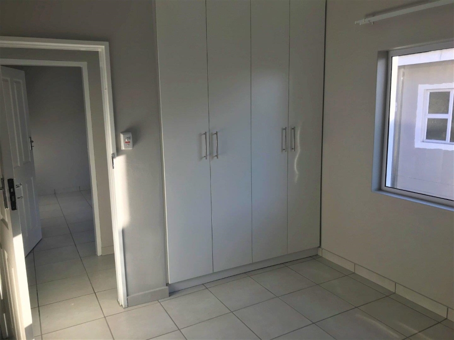 To Let 2 Bedroom Property for Rent in Peacehaven Industrial Gauteng