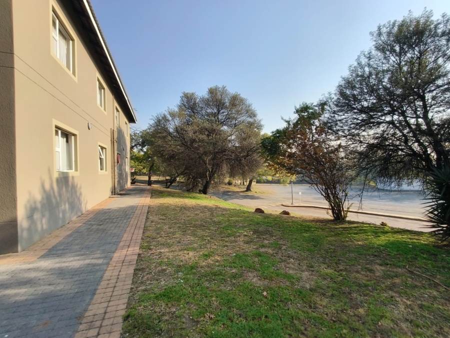 To Let 2 Bedroom Property for Rent in Peacehaven Industrial Gauteng