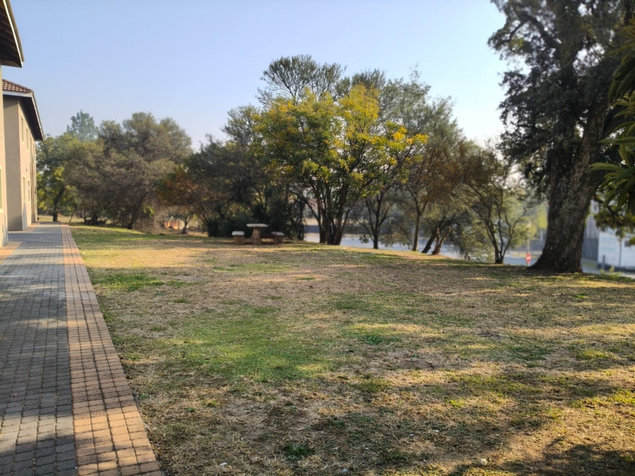 To Let 2 Bedroom Property for Rent in Peacehaven Industrial Gauteng