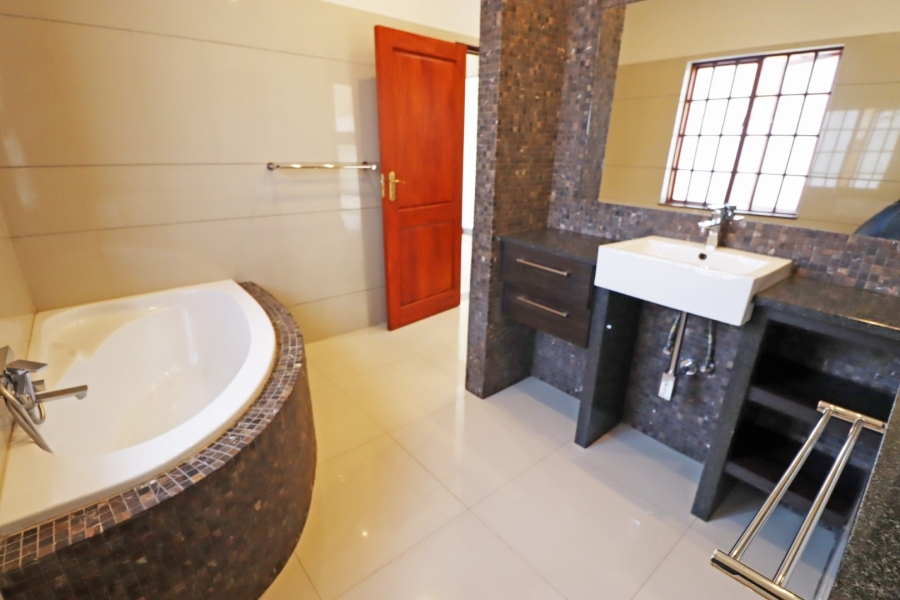 To Let 5 Bedroom Property for Rent in Bryanston Gauteng
